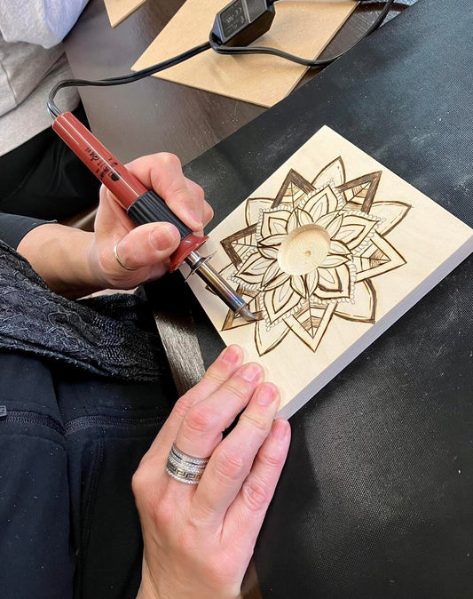 Atelier - Pyrogravure sur bois - bougeoir mandala